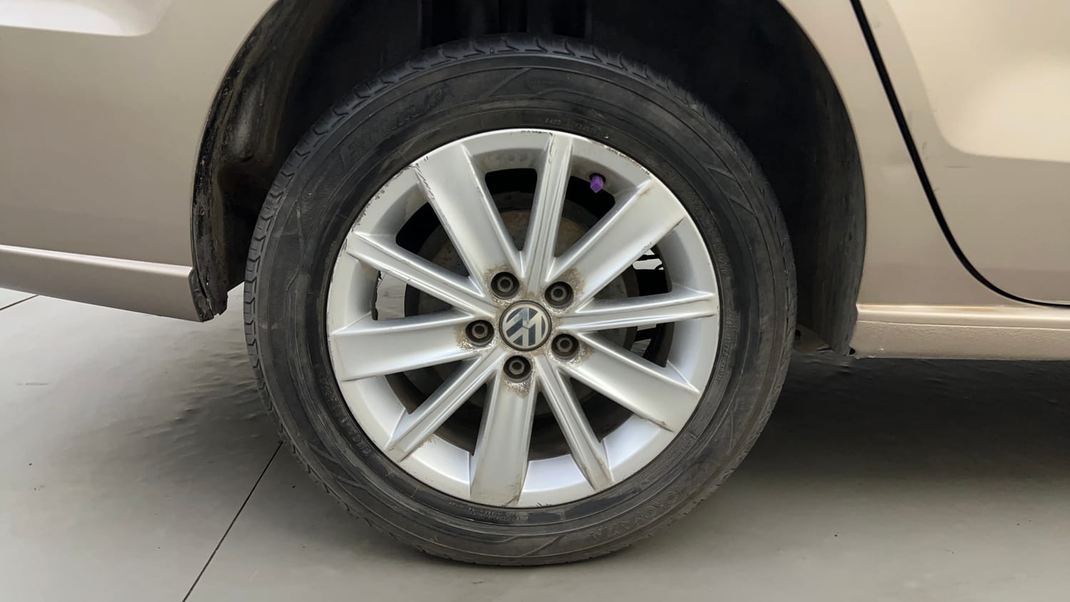 Used 2016 Volkswagen Vento Highline Petrol AT Petrol Automatic tyres RIGHT REAR TYRE RIM VIEW