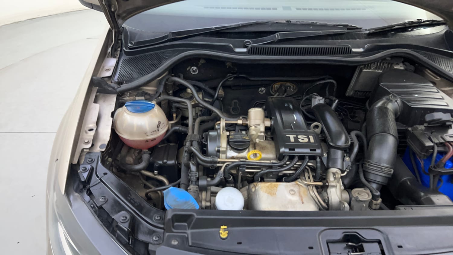 Used 2016 Volkswagen Vento Highline Petrol AT Petrol Automatic engine ENGINE RIGHT SIDE HINGE & APRON VIEW