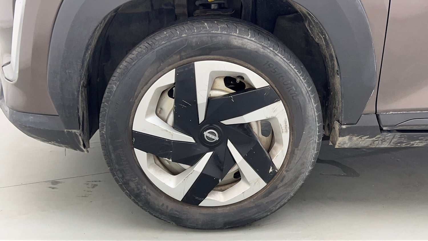 Used 2023 Nissan Magnite XE Petrol Manual tyres LEFT FRONT TYRE RIM VIEW