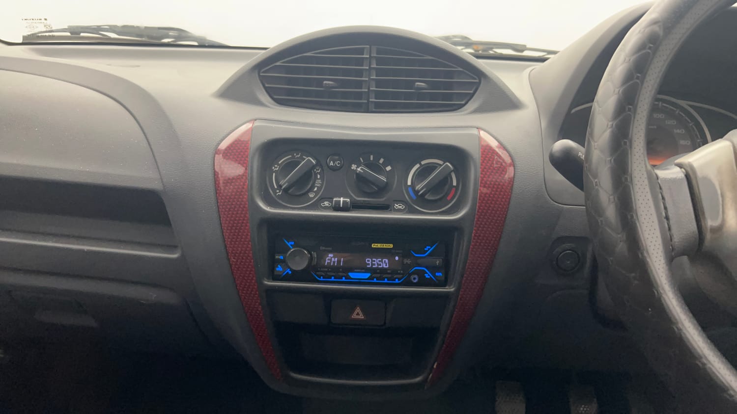 Used 2018 Maruti Suzuki Alto 800 [2016-2019] Utsav Edition Petrol Manual top_features Integrated (in-dash) music system
