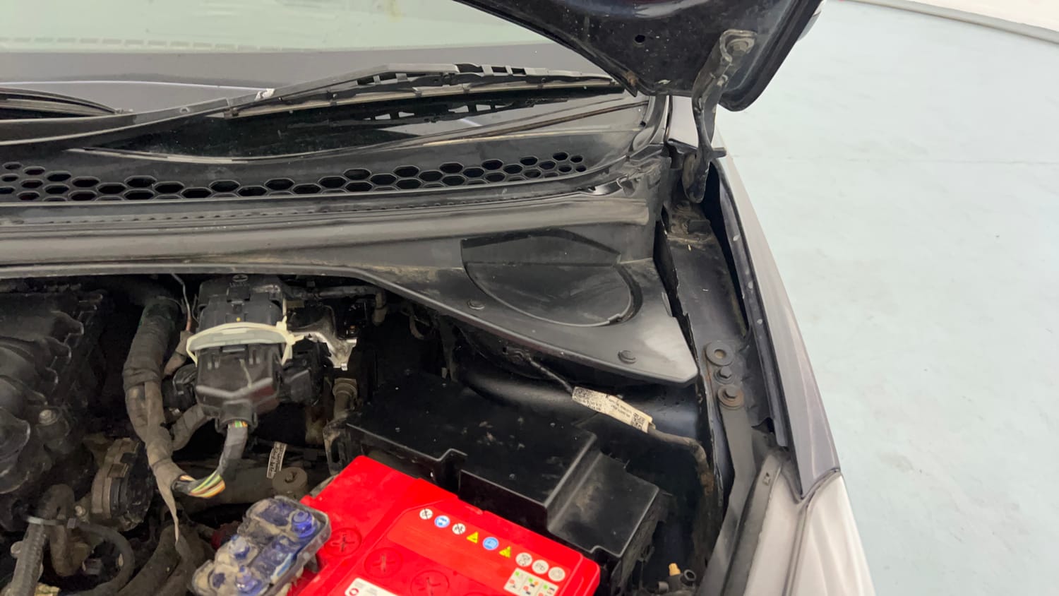 Used 2019 Tata Tigor Revotron XZ+ Petrol Manual engine ENGINE LEFT SIDE HINGE & APRON VIEW