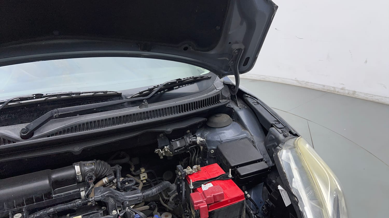 Used 2017 Maruti Suzuki Baleno Zeta 1.2 Petrol Manual engine ENGINE LEFT SIDE HINGE & APRON VIEW