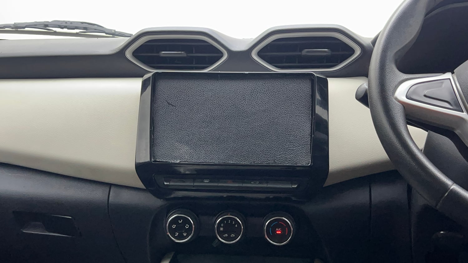 Used 2023 Nissan Magnite XE Petrol Manual interior MUSIC SYSTEM & AC CONTROL VIEW