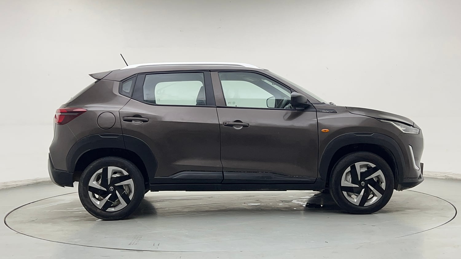 Used 2023 Nissan Magnite XE Petrol Manual exterior RIGHT SIDE VIEW