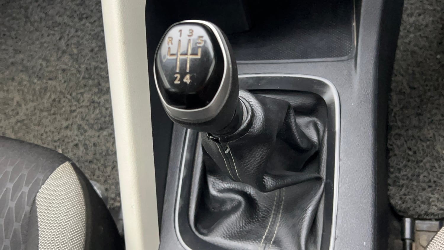Used 2023 Nissan Magnite XE Petrol Manual interior GEAR  KNOB VIEW