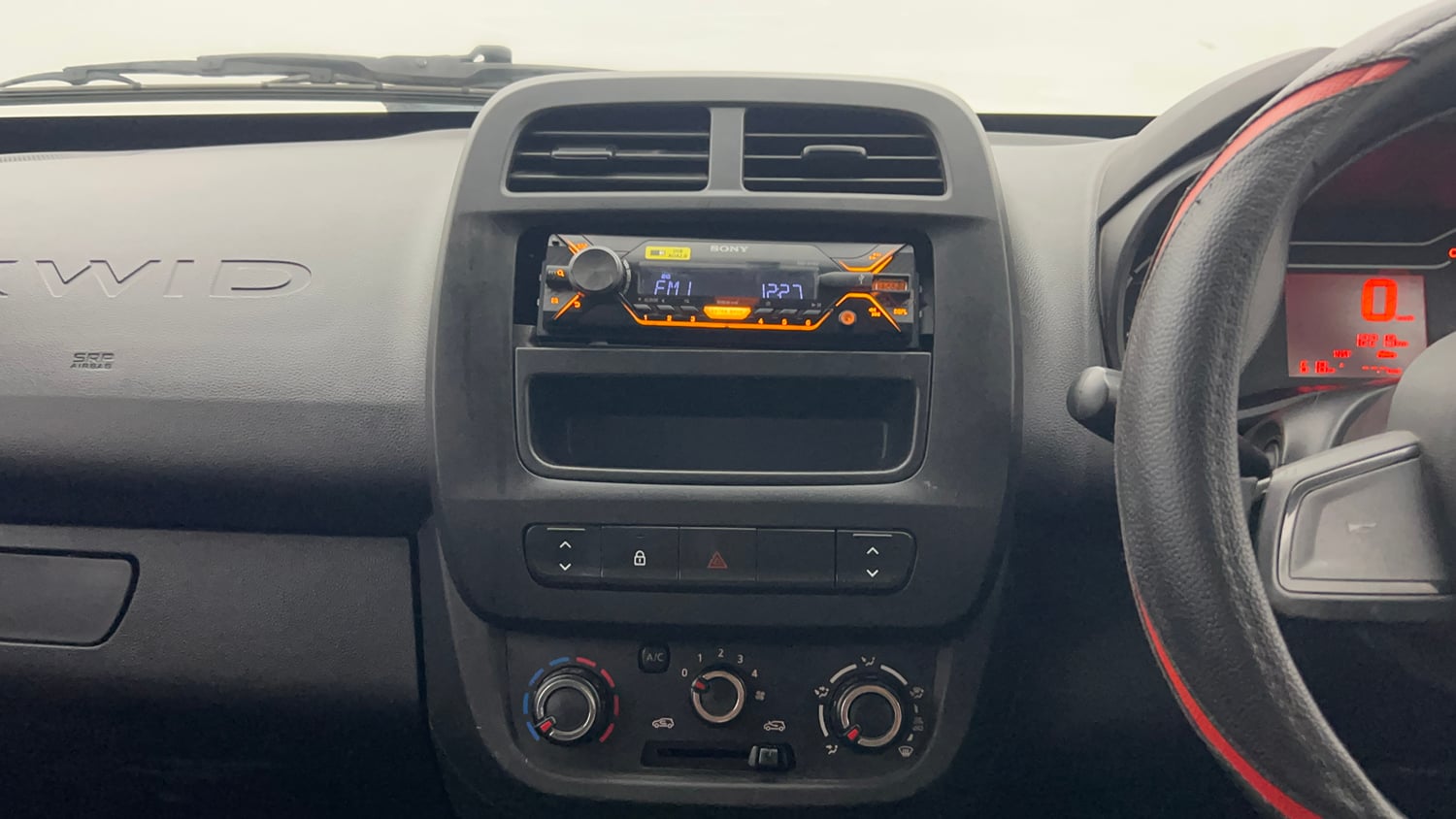 Used 2022 Renault Kwid RXL (O) 0.8 Petrol Manual top_features Integrated (in-dash) music system