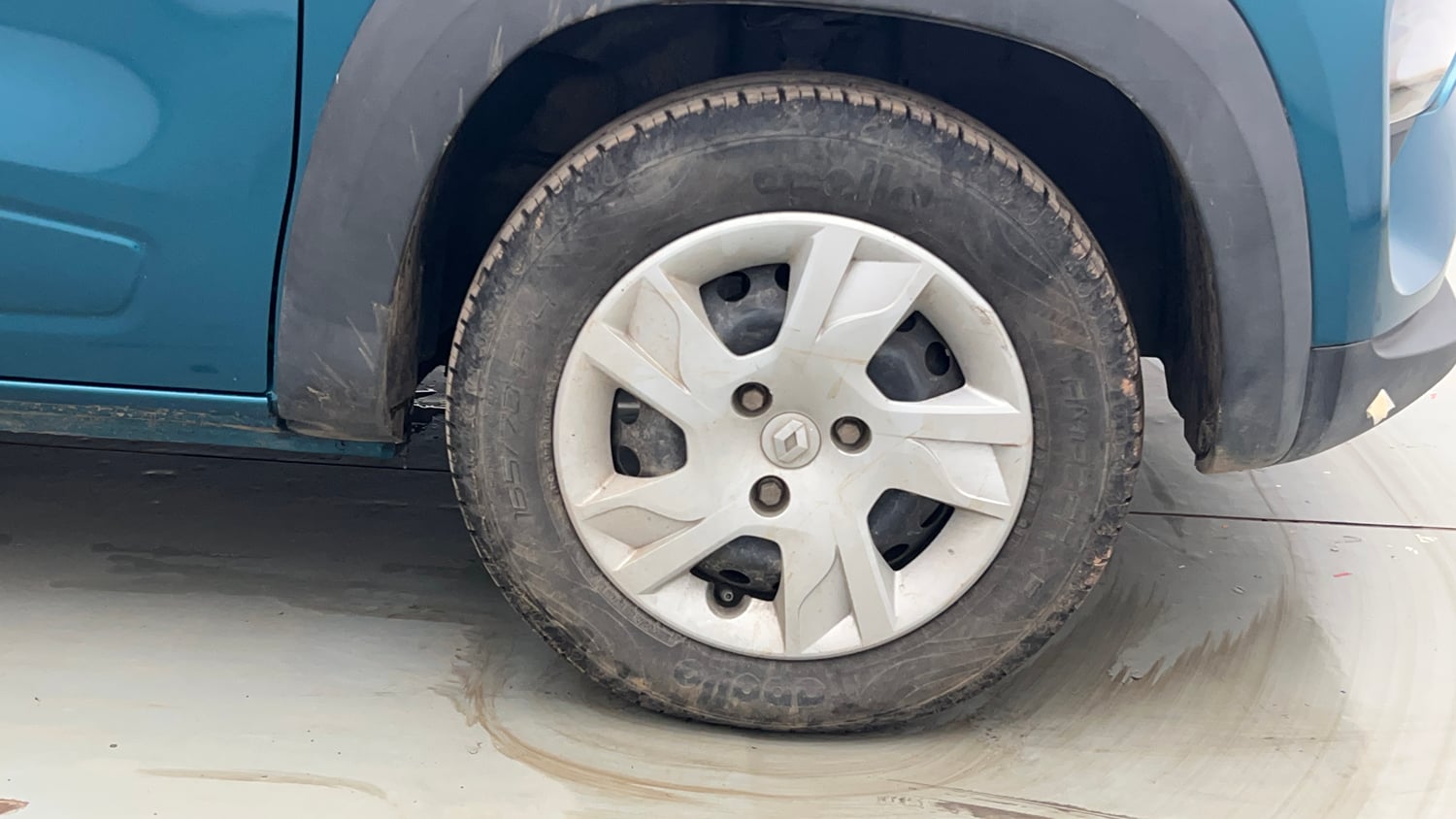Used 2022 Renault Kwid RXL (O) 0.8 Petrol Manual tyres RIGHT FRONT TYRE RIM VIEW