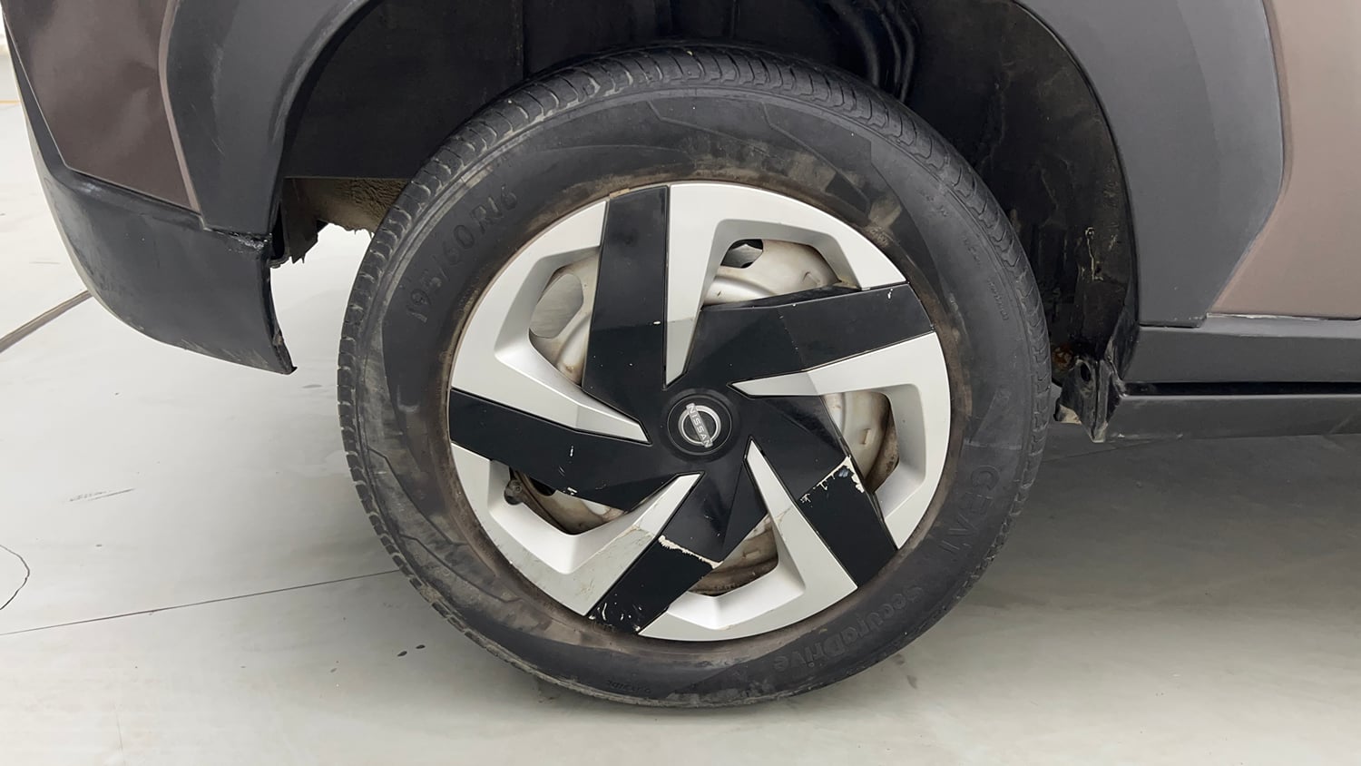 Used 2023 Nissan Magnite XE Petrol Manual tyres RIGHT REAR TYRE RIM VIEW
