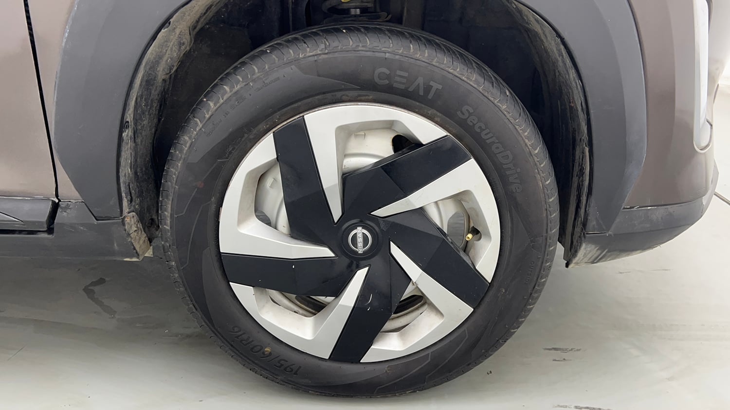 Used 2023 Nissan Magnite XE Petrol Manual tyres RIGHT FRONT TYRE RIM VIEW