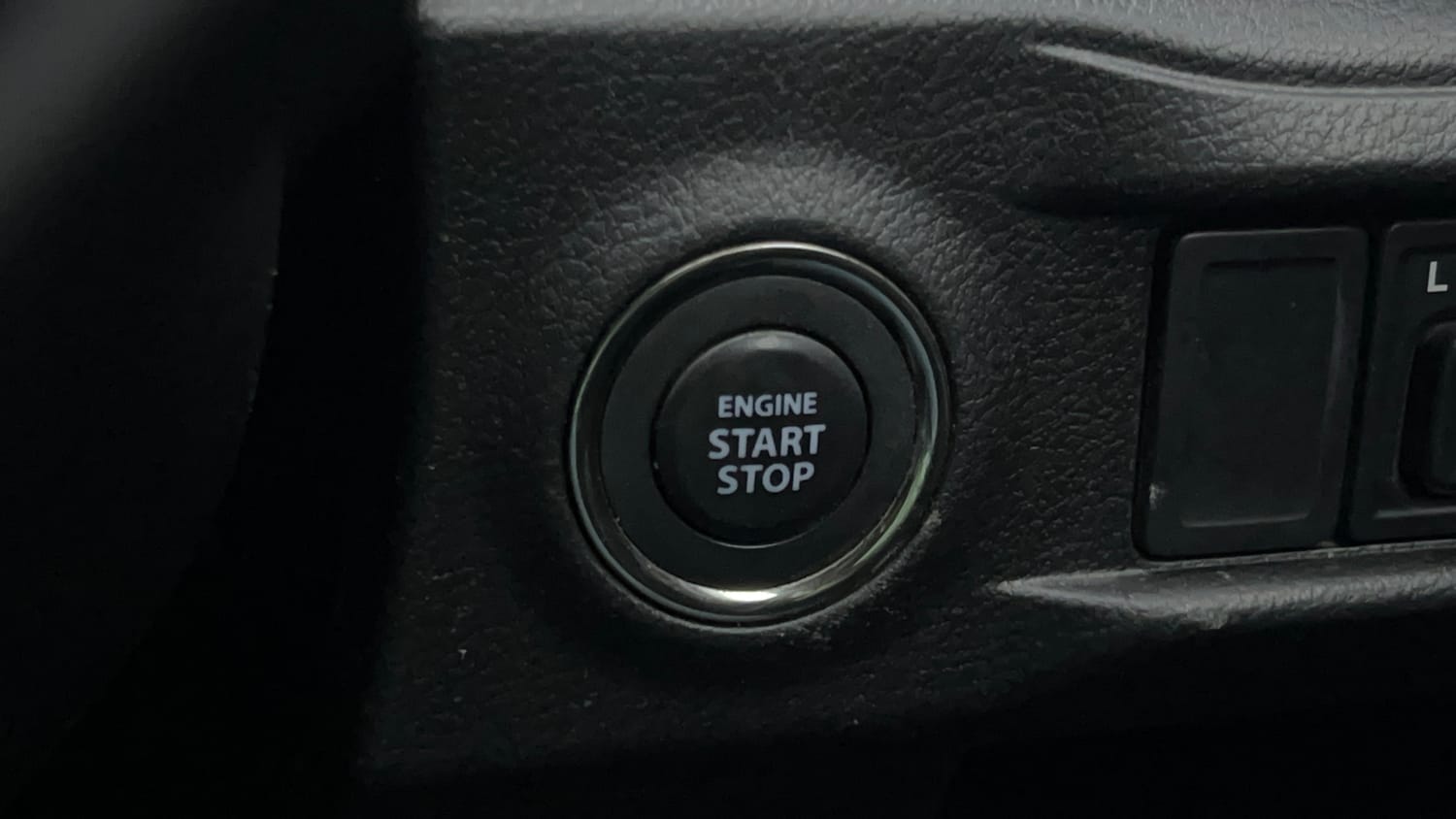 Used 2018 Maruti Suzuki Vitara Brezza ZDI Plus  Dual Tone Diesel Manual top_features Keyless start