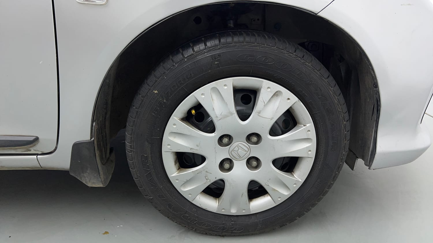Used 2016 Honda Amaze 1.2 S i-VTEC Petrol Manual tyres RIGHT FRONT TYRE RIM VIEW