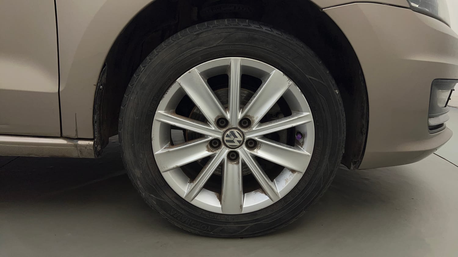 Used 2016 Volkswagen Vento Highline Petrol AT Petrol Automatic tyres RIGHT FRONT TYRE RIM VIEW