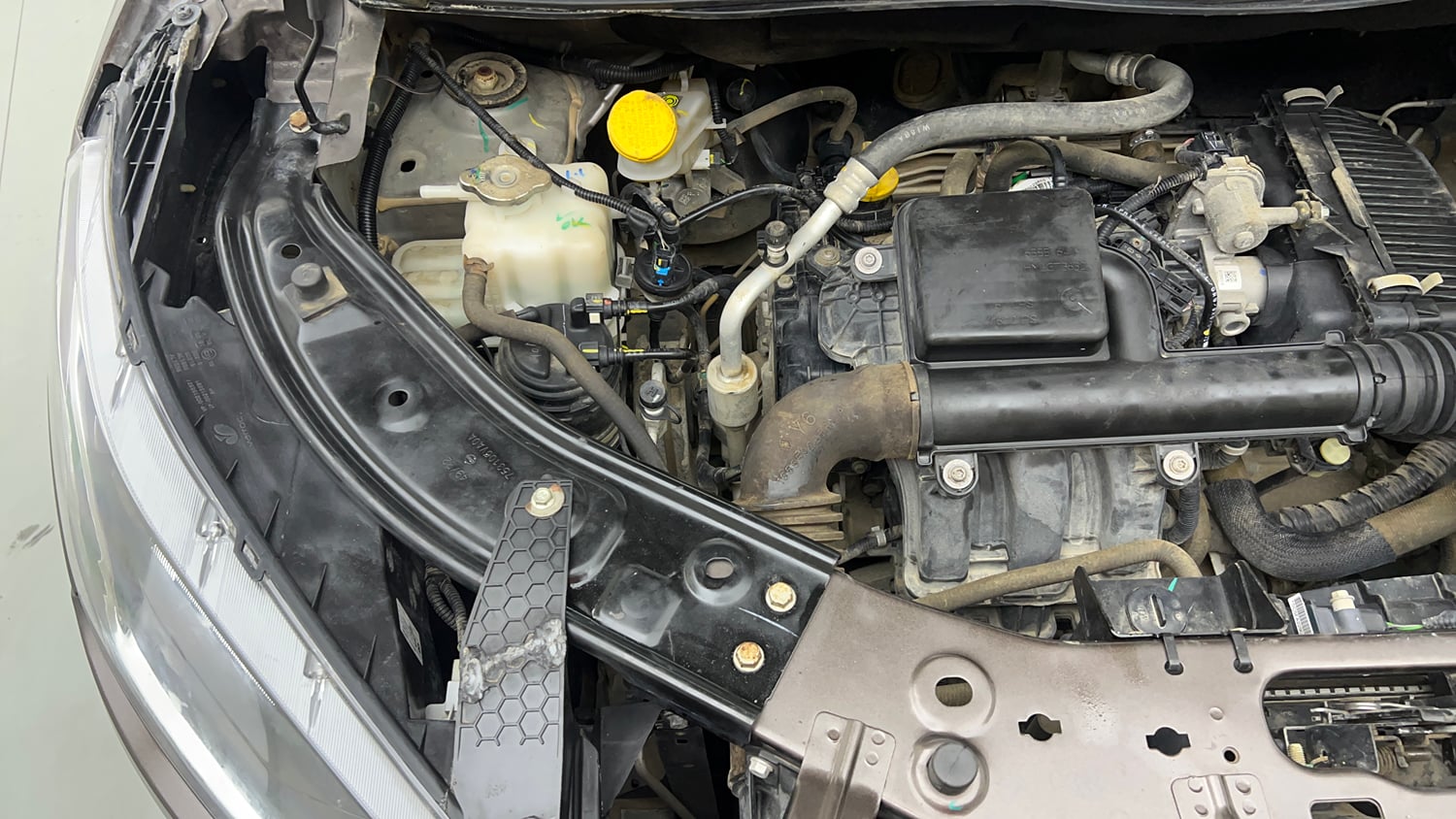 Used 2023 Nissan Magnite XE Petrol Manual engine ENGINE RIGHT SIDE VIEW