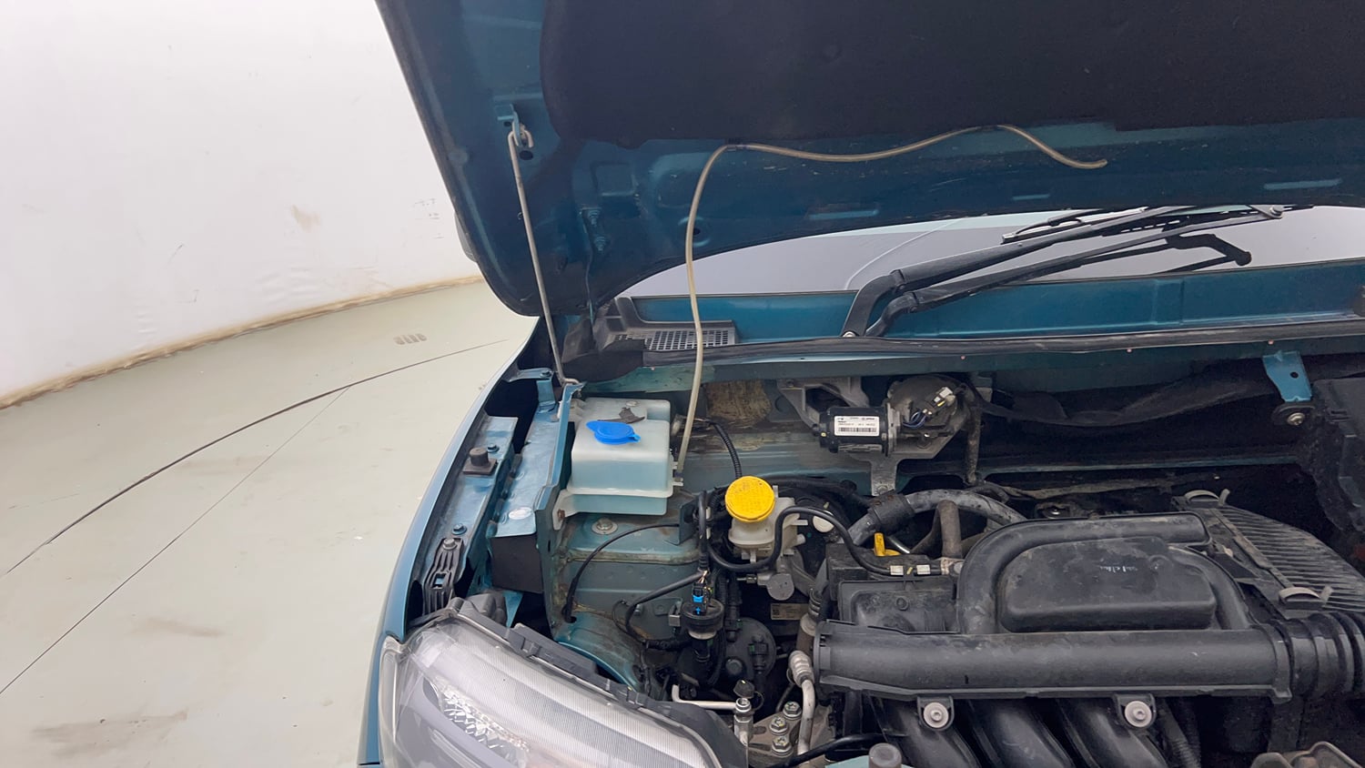 Used 2022 Renault Kwid RXL (O) 0.8 Petrol Manual engine ENGINE RIGHT SIDE HINGE & APRON VIEW