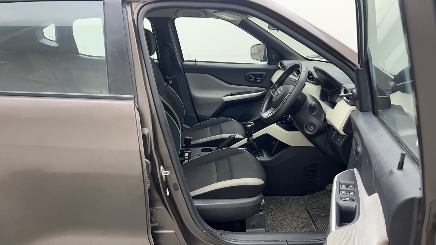 Used 2023 Nissan Magnite XE Petrol Manual interior RIGHT SIDE FRONT DOOR CABIN VIEW