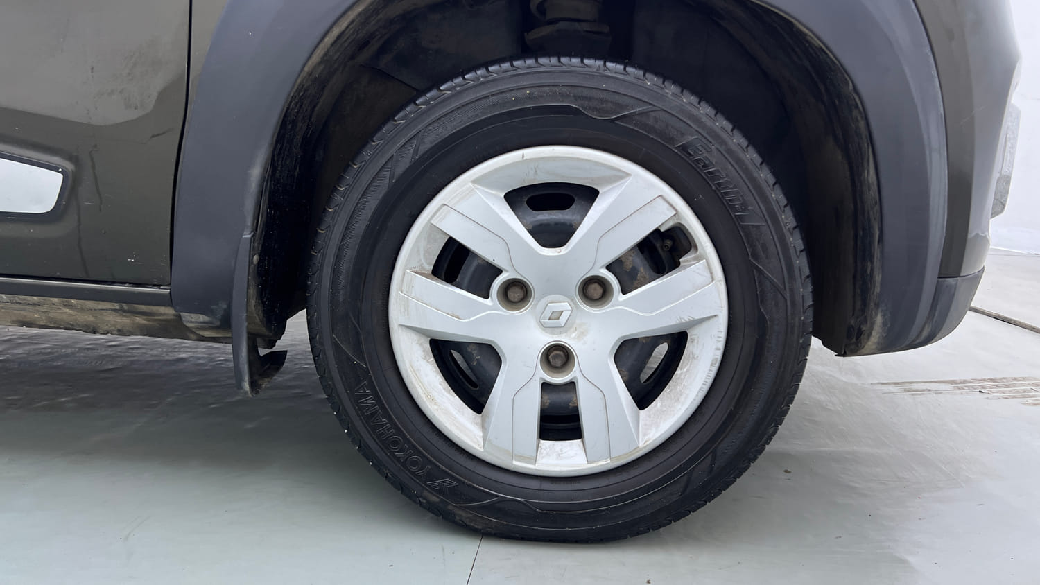 Used 2017 Renault Kwid 1.0 RXT Petrol Manual tyres RIGHT FRONT TYRE RIM VIEW