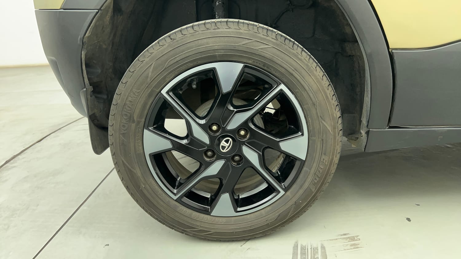 Used 2022 Tata Punch Kaziranga Creative AMT Petrol Automatic tyres RIGHT REAR TYRE RIM VIEW