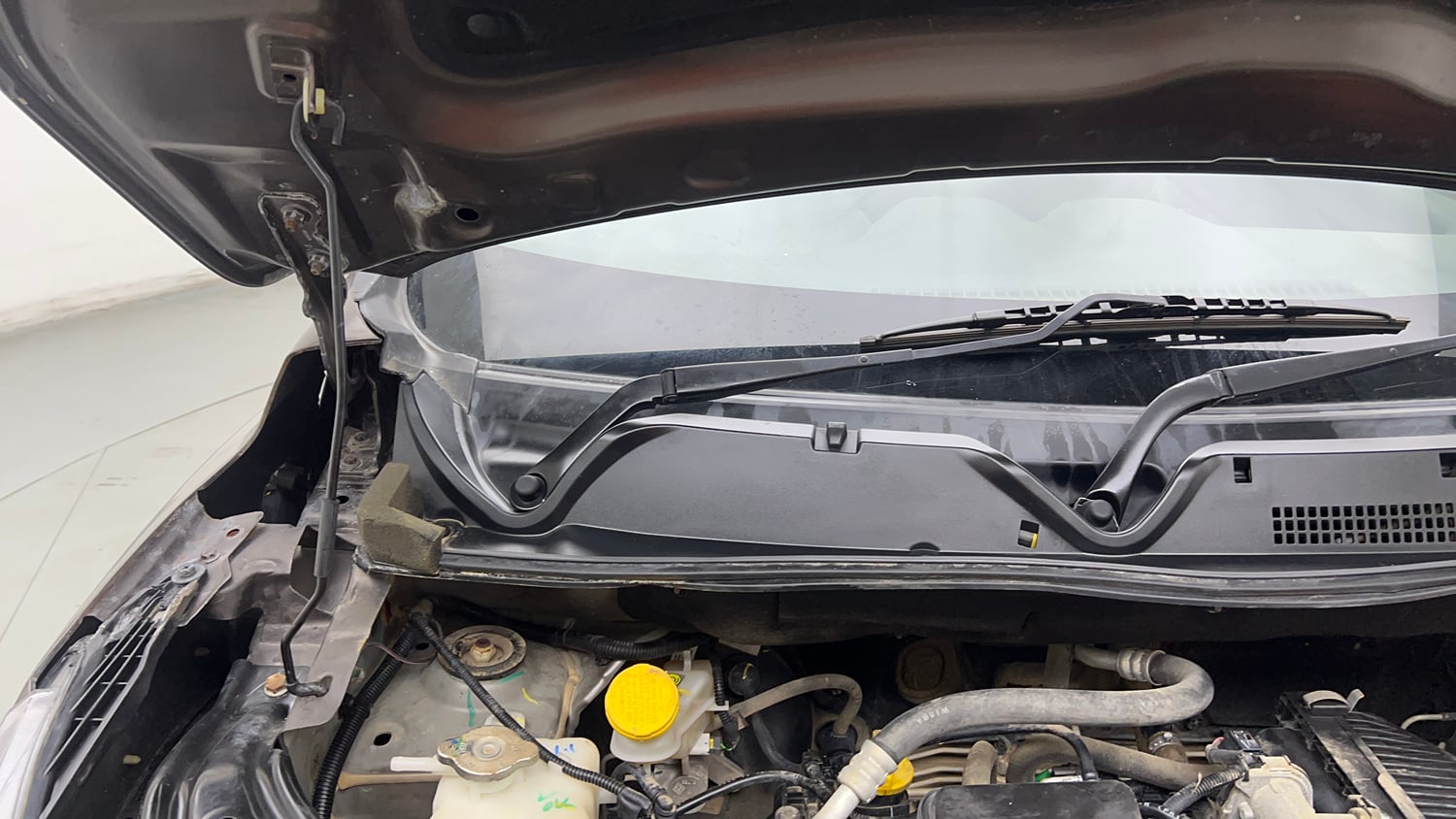Used 2023 Nissan Magnite XE Petrol Manual engine ENGINE RIGHT SIDE HINGE & APRON VIEW