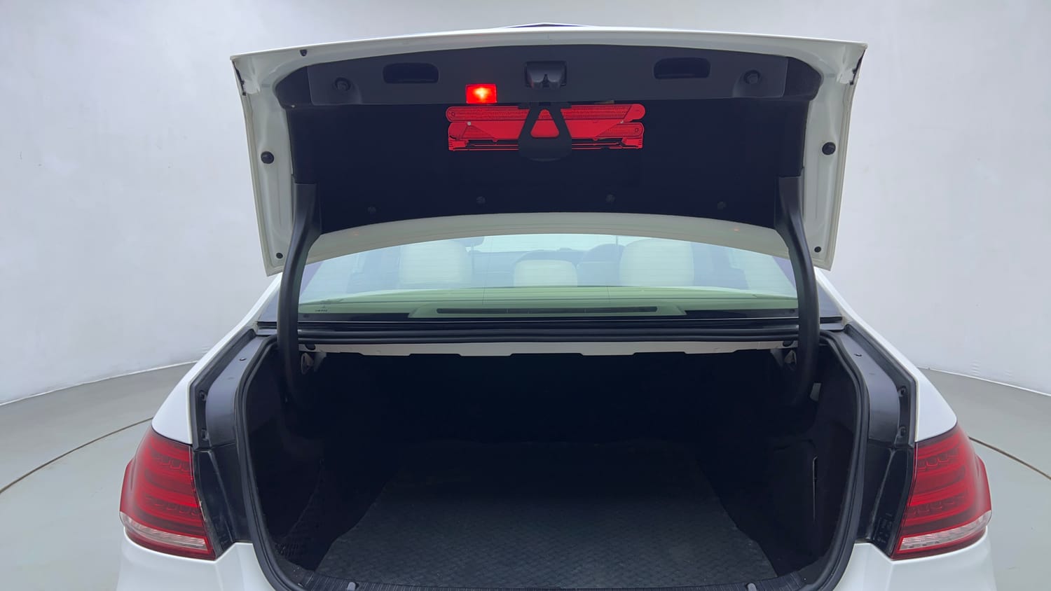 Used 2014 Mercedes-Benz E-Class E250 CDI Avantgarde Diesel Automatic interior DICKY DOOR OPEN VIEW