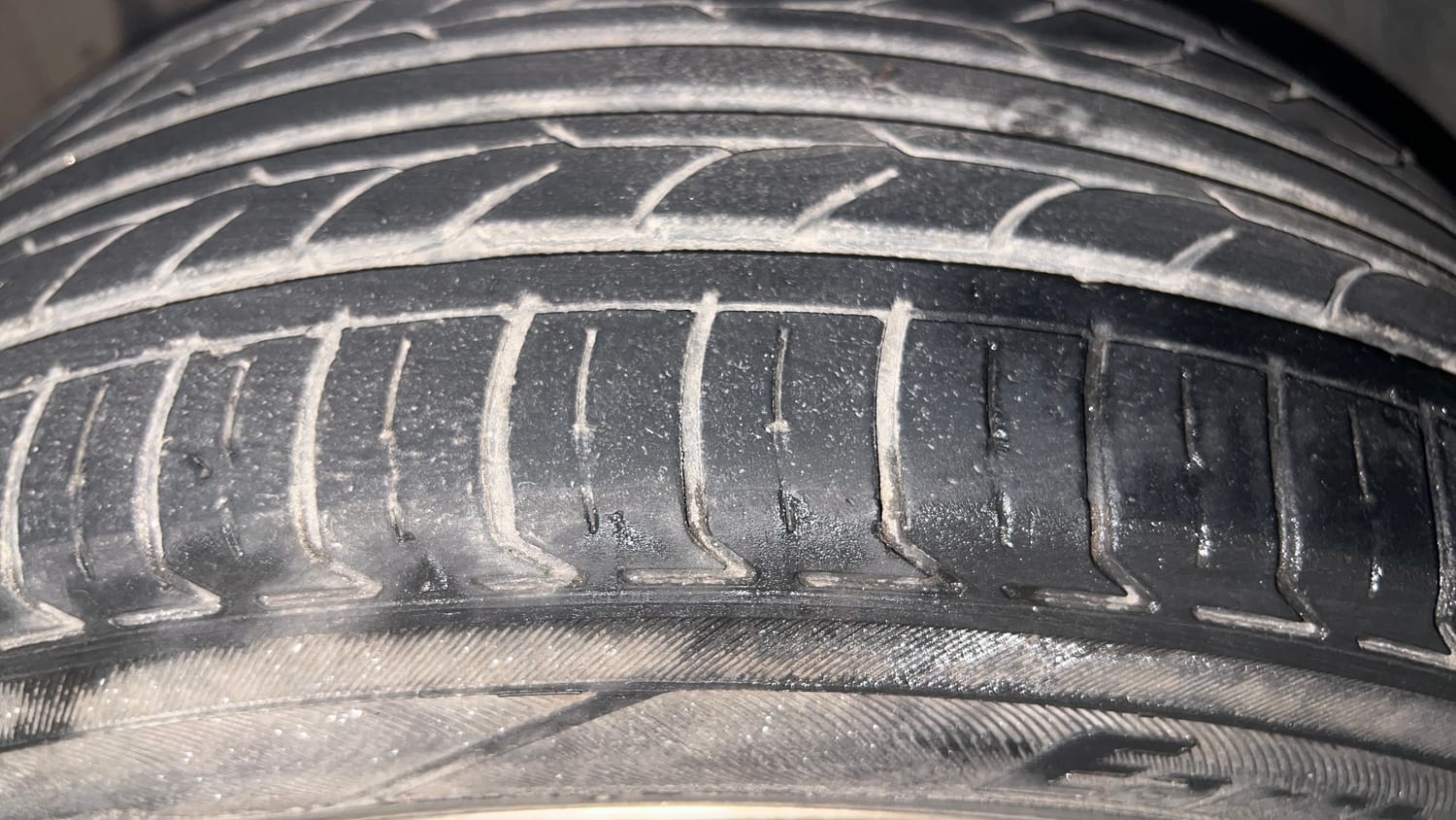 Used 2016 Volkswagen Vento Highline Petrol AT Petrol Automatic tyres RIGHT FRONT TYRE TREAD VIEW