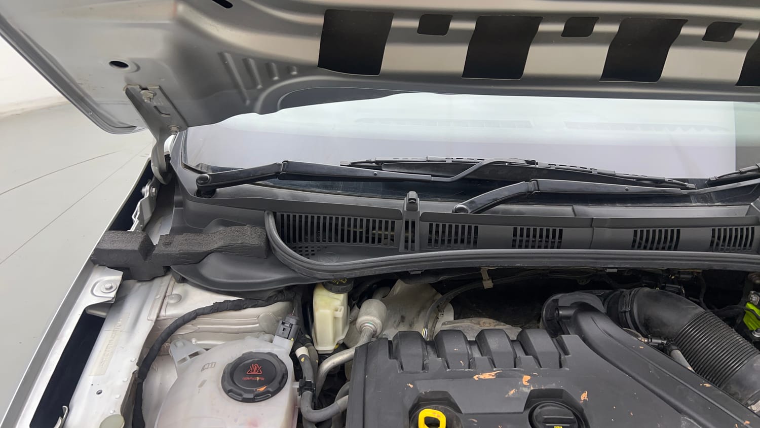 Used 2023 Skoda Slavia Style 1.5L TSI DSG Petrol Automatic engine ENGINE RIGHT SIDE HINGE & APRON VIEW