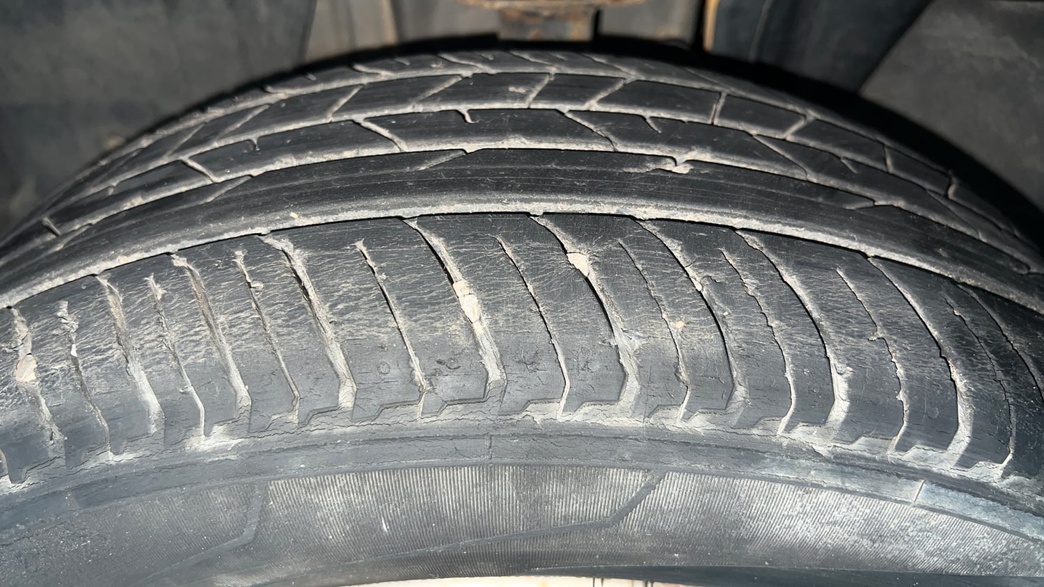 Used 2023 Nissan Magnite XE Petrol Manual tyres LEFT FRONT TYRE TREAD VIEW