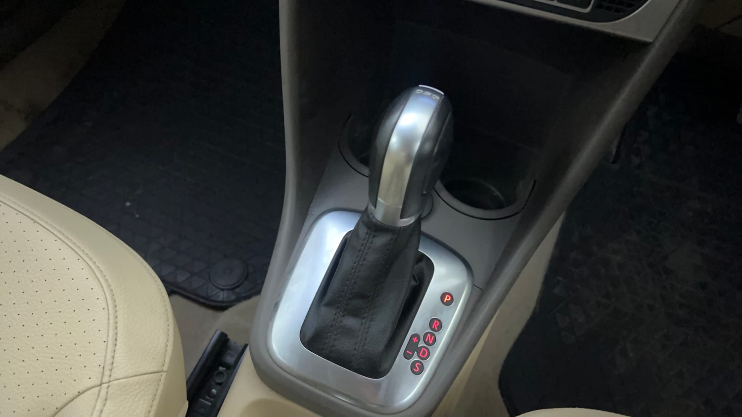 Used 2016 Volkswagen Vento Highline Petrol AT Petrol Automatic interior GEAR  KNOB VIEW
