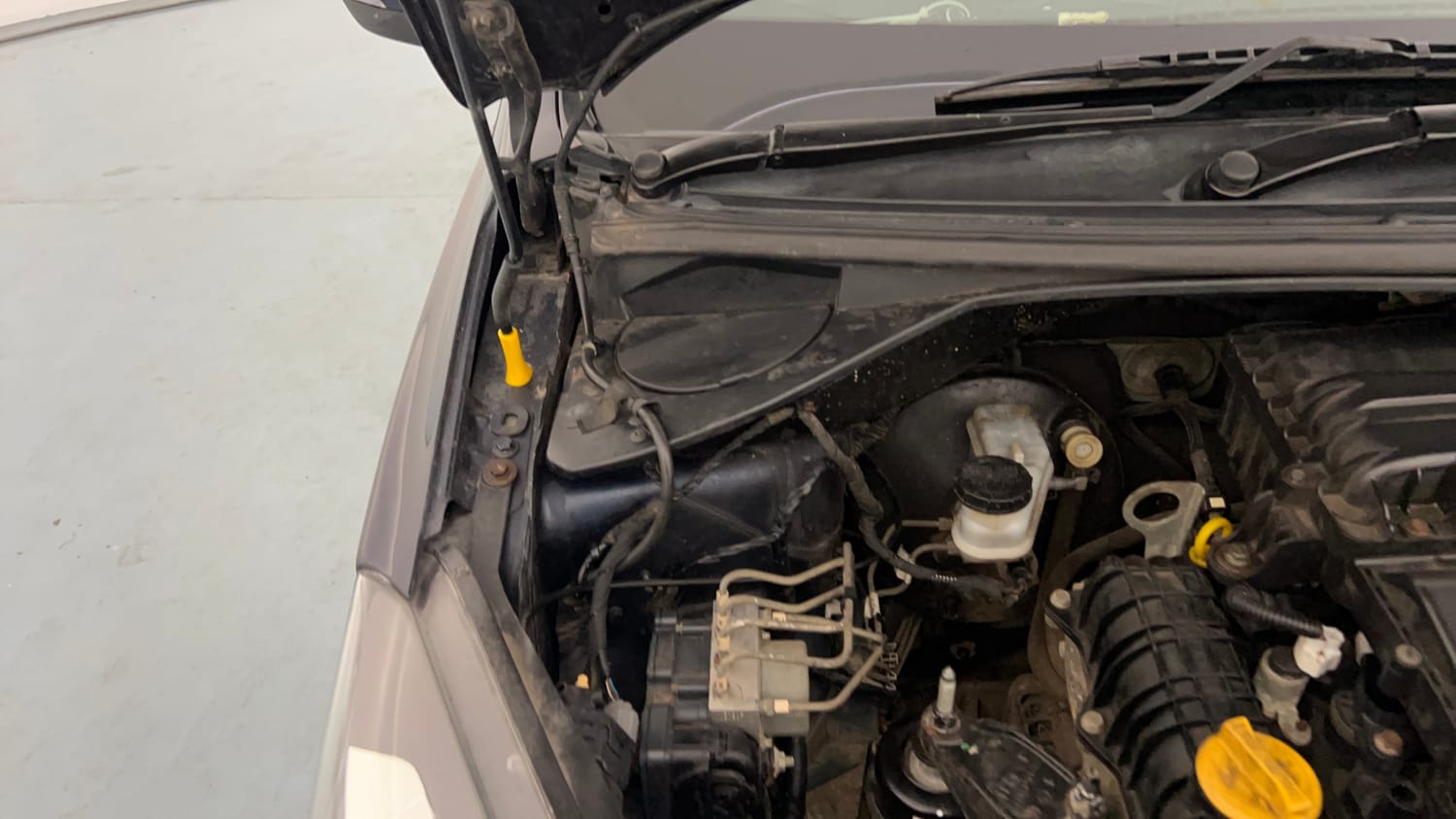 Used 2019 Tata Tigor Revotron XZ+ Petrol Manual engine ENGINE RIGHT SIDE HINGE & APRON VIEW