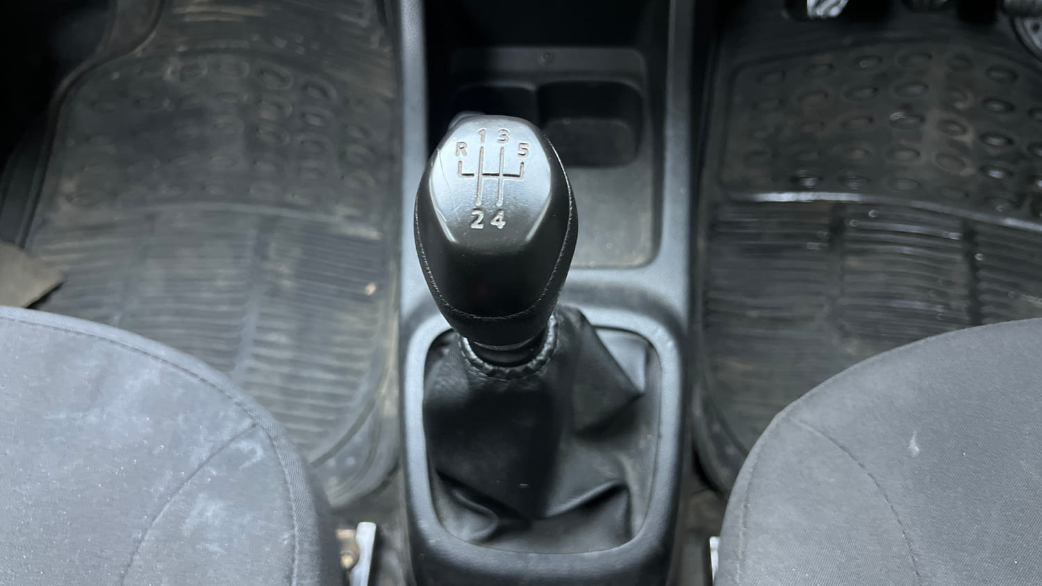 Used 2017 Renault Kwid 1.0 RXT Petrol Manual interior GEAR  KNOB VIEW