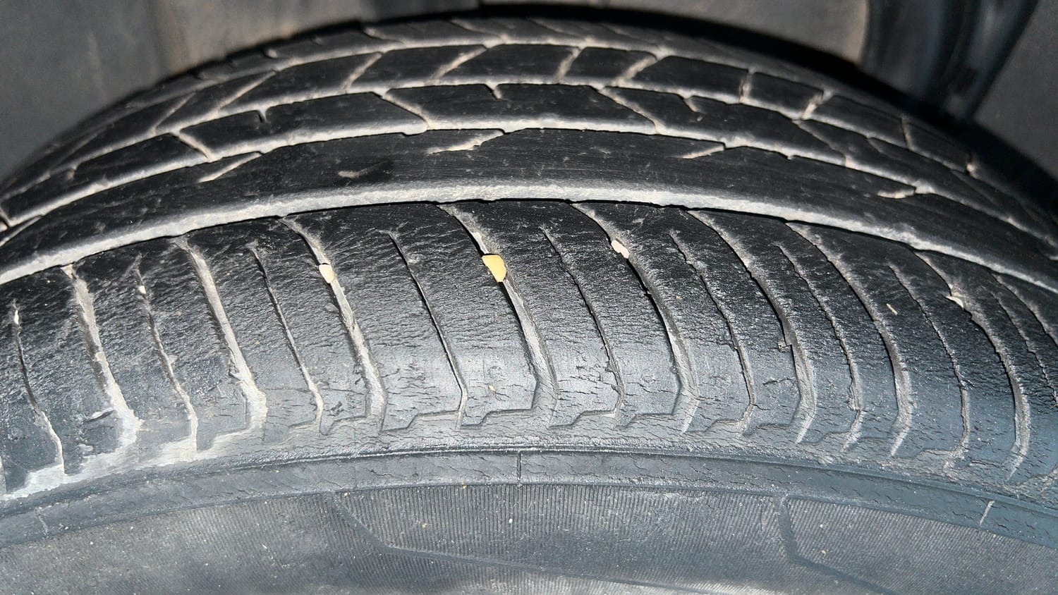 Used 2023 Nissan Magnite XE Petrol Manual tyres RIGHT REAR TYRE TREAD VIEW