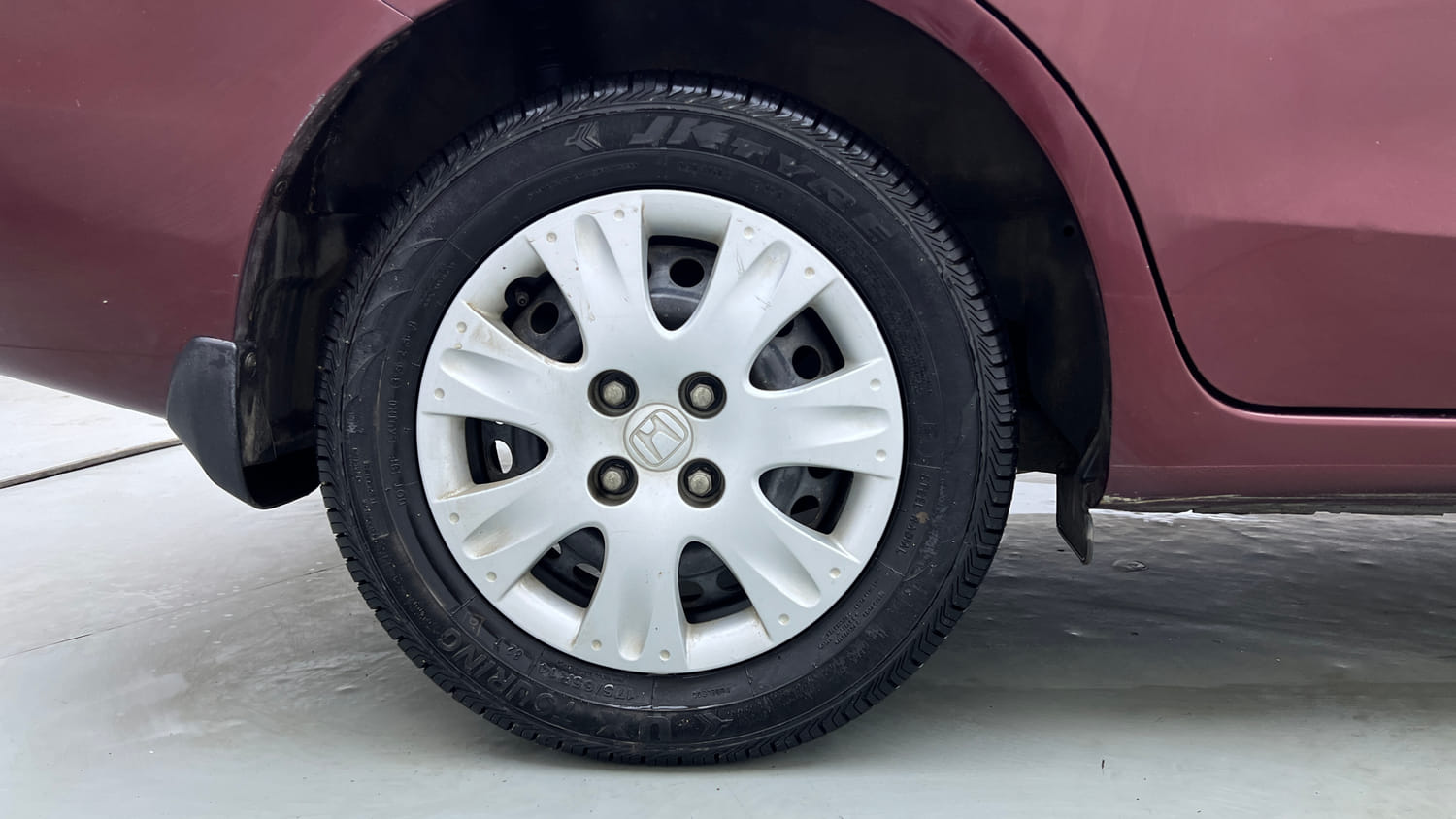 Used 2017 Honda Amaze 1.2 S i-VTEC Opt Petrol Manual tyres RIGHT REAR TYRE RIM VIEW