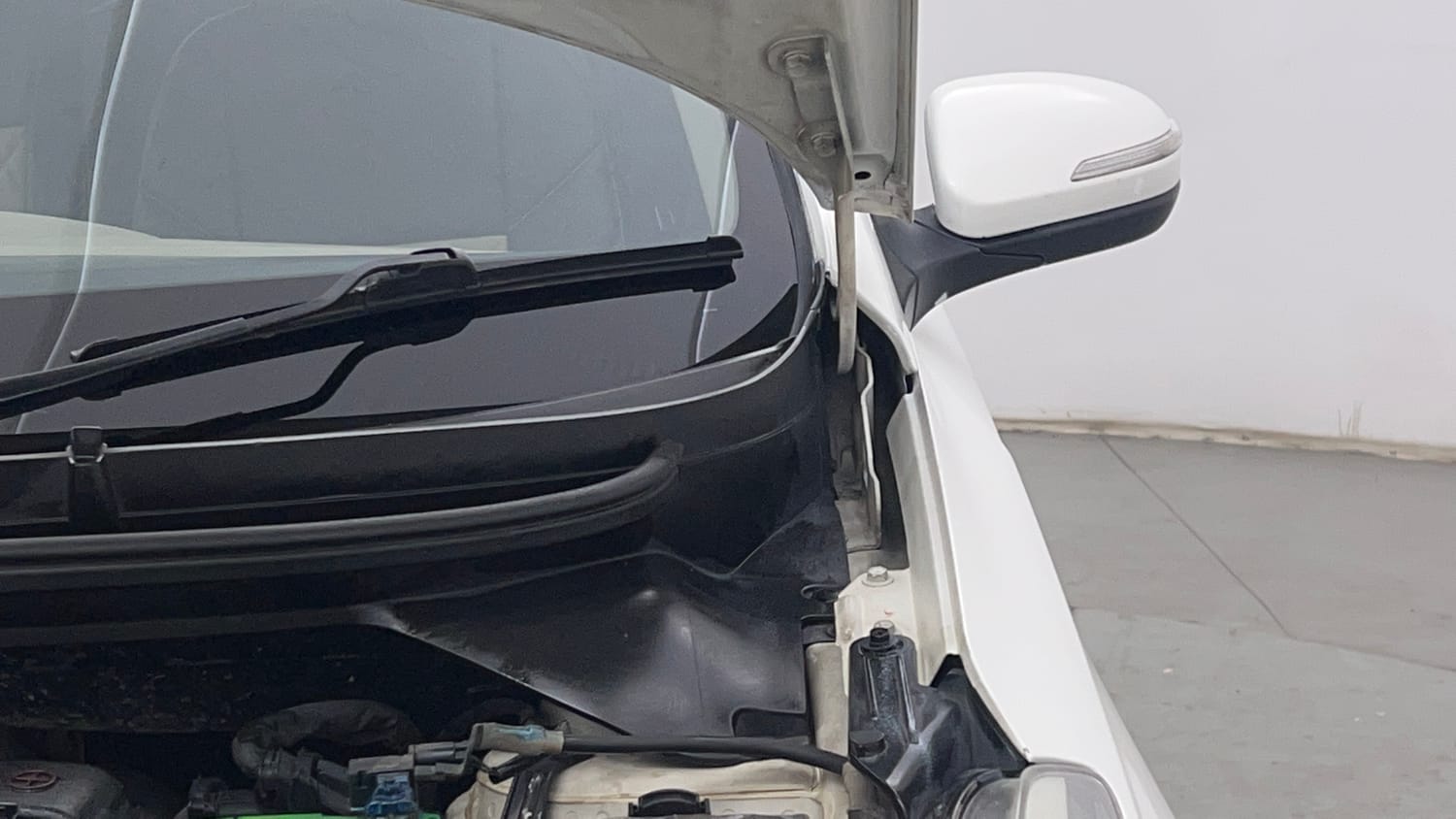 Used 2015 Hyundai Elite i20 Asta 1.2 Petrol Manual engine ENGINE LEFT SIDE HINGE & APRON VIEW