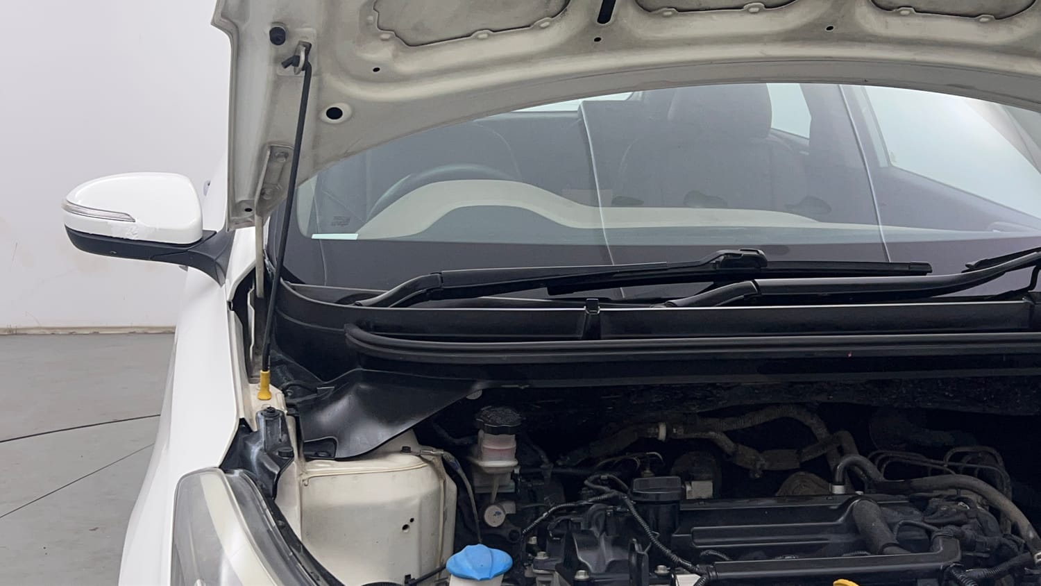 Used 2015 Hyundai Elite i20 Asta 1.2 Petrol Manual engine ENGINE RIGHT SIDE HINGE & APRON VIEW