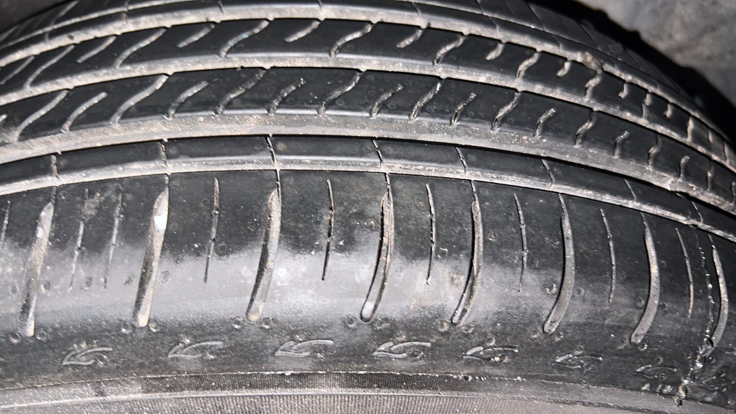 Used 2016 Volkswagen Vento Highline Petrol AT Petrol Automatic tyres LEFT REAR TYRE TREAD VIEW