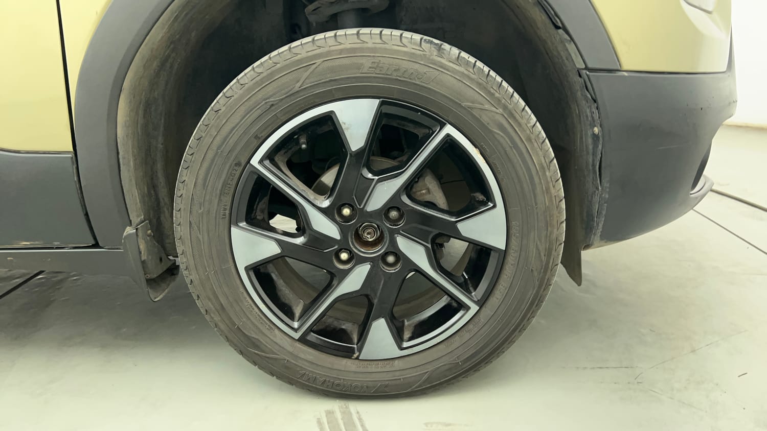 Used 2022 Tata Punch Kaziranga Creative AMT Petrol Automatic tyres RIGHT FRONT TYRE RIM VIEW