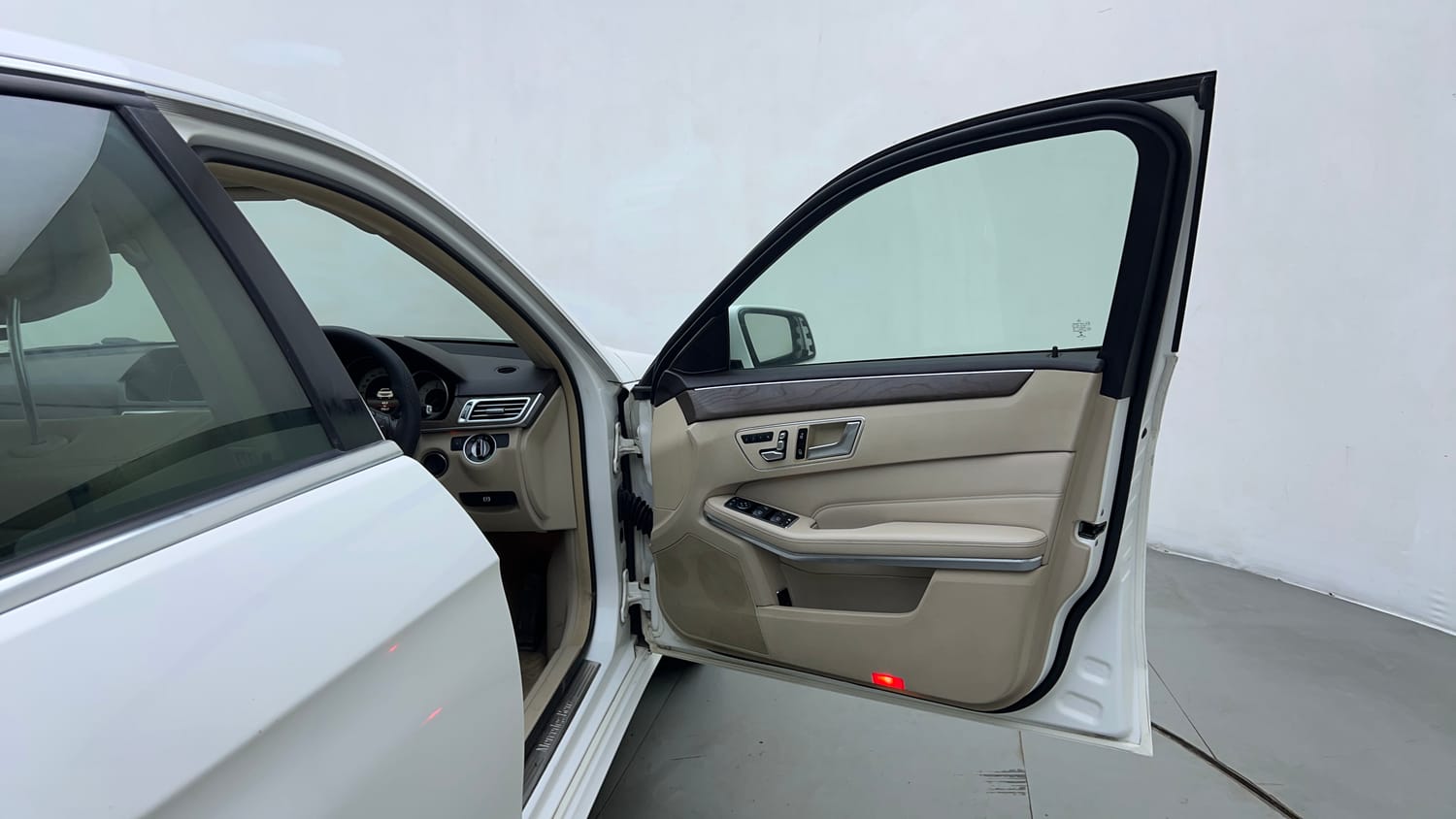 Used 2014 Mercedes-Benz E-Class E250 CDI Avantgarde Diesel Automatic interior RIGHT FRONT DOOR OPEN VIEW