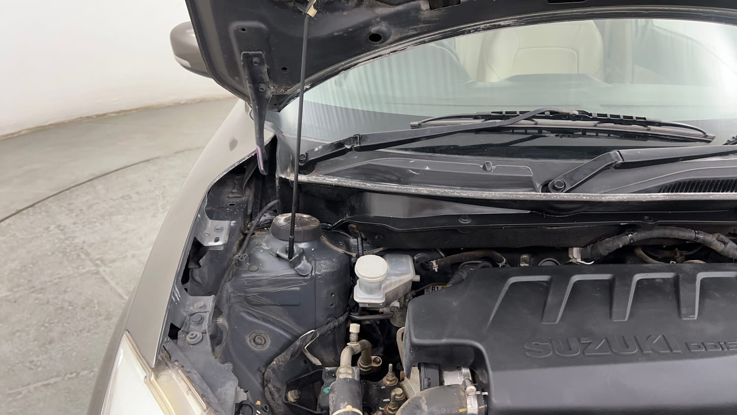 Used 2018 Maruti Suzuki Dzire VDi AMT Diesel Automatic engine ENGINE RIGHT SIDE HINGE & APRON VIEW
