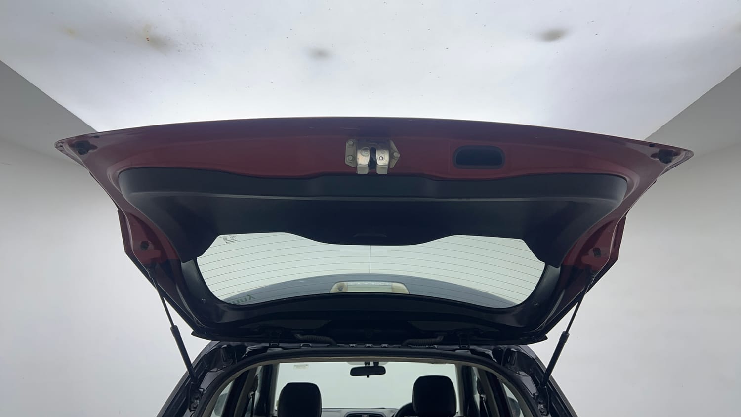 Used 2018 Maruti Suzuki Vitara Brezza ZDI Plus  Dual Tone Diesel Manual interior DICKY DOOR OPEN VIEW