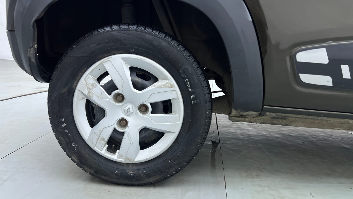 Used 2017 Renault Kwid 1.0 RXT Petrol Manual tyres RIGHT REAR TYRE RIM VIEW