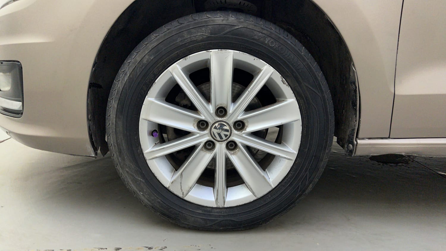 Used 2016 Volkswagen Vento Highline Petrol AT Petrol Automatic tyres LEFT FRONT TYRE RIM VIEW