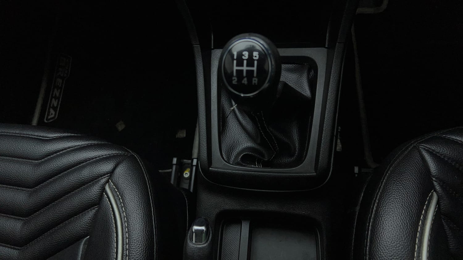 Used 2018 Maruti Suzuki Vitara Brezza ZDI Plus  Dual Tone Diesel Manual interior GEAR  KNOB VIEW