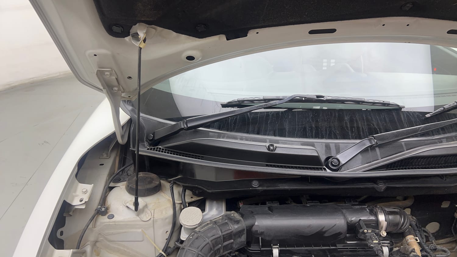 Used 2022 Maruti Suzuki Swift VXi Petrol Manual engine ENGINE RIGHT SIDE HINGE & APRON VIEW