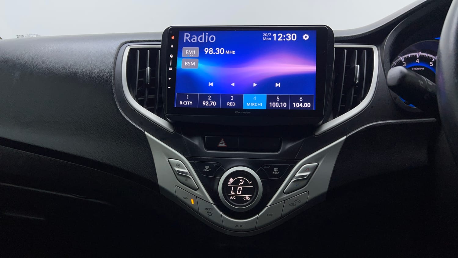 Used 2017 Maruti Suzuki Baleno Zeta 1.2 Petrol Manual top_features Integrated (in-dash) music system