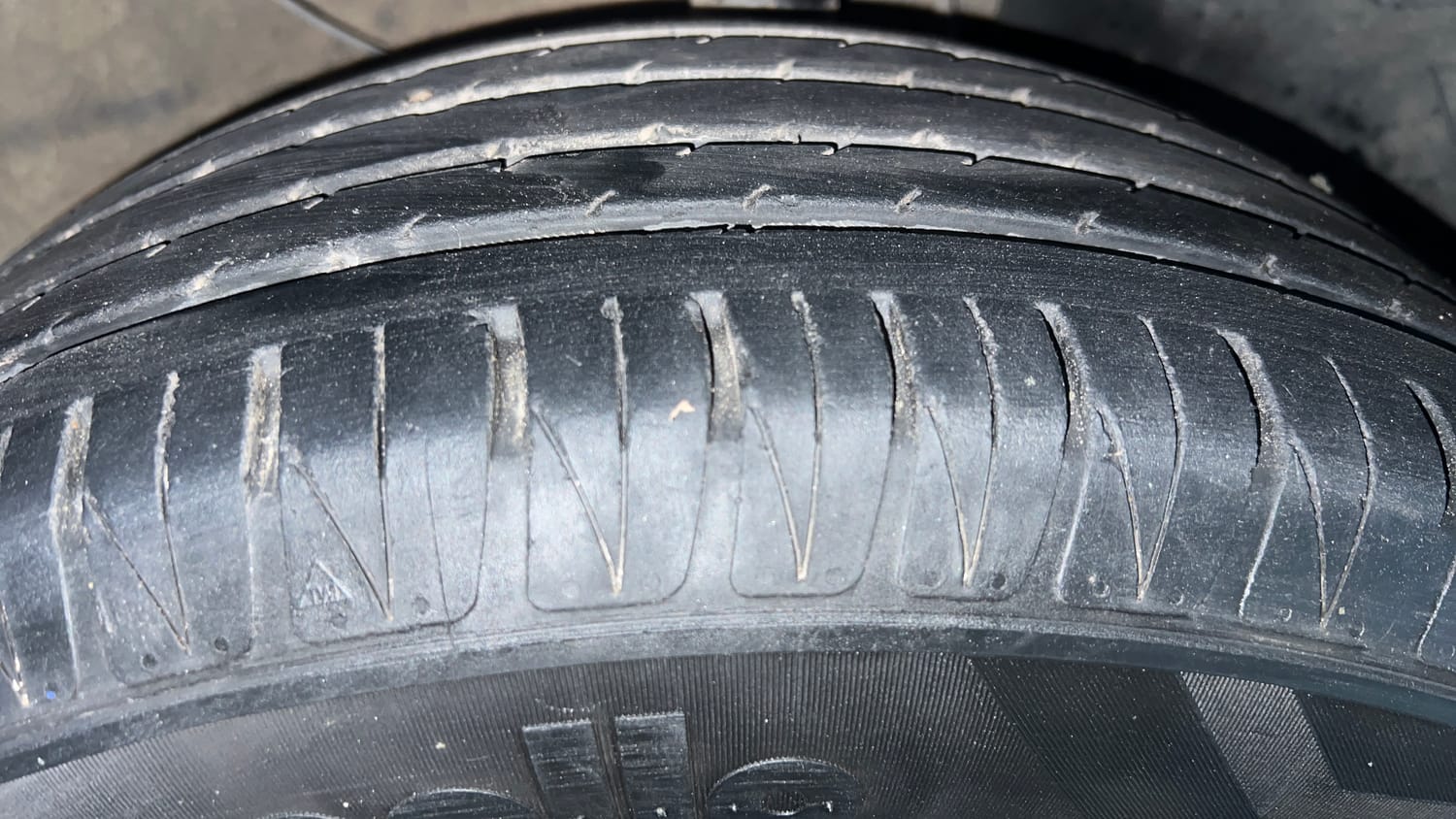 Used 2022 Kia Sonet GTX Plus 1.5 AT Diesel Automatic tyres RIGHT FRONT TYRE TREAD VIEW