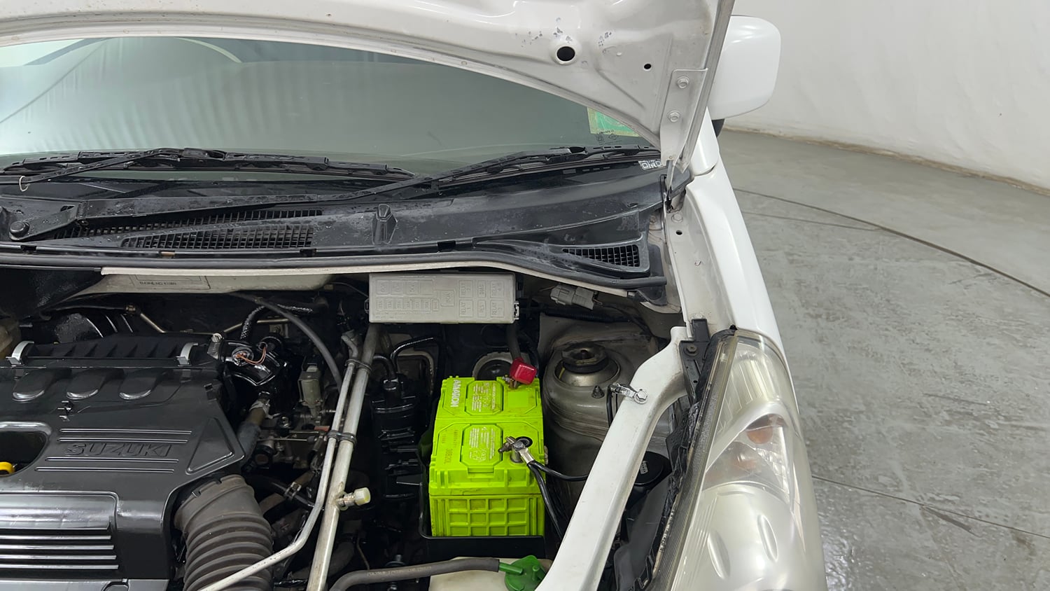 Used 2012 Maruti Suzuki Estilo VXi BS-IV Petrol Manual engine ENGINE LEFT SIDE HINGE & APRON VIEW