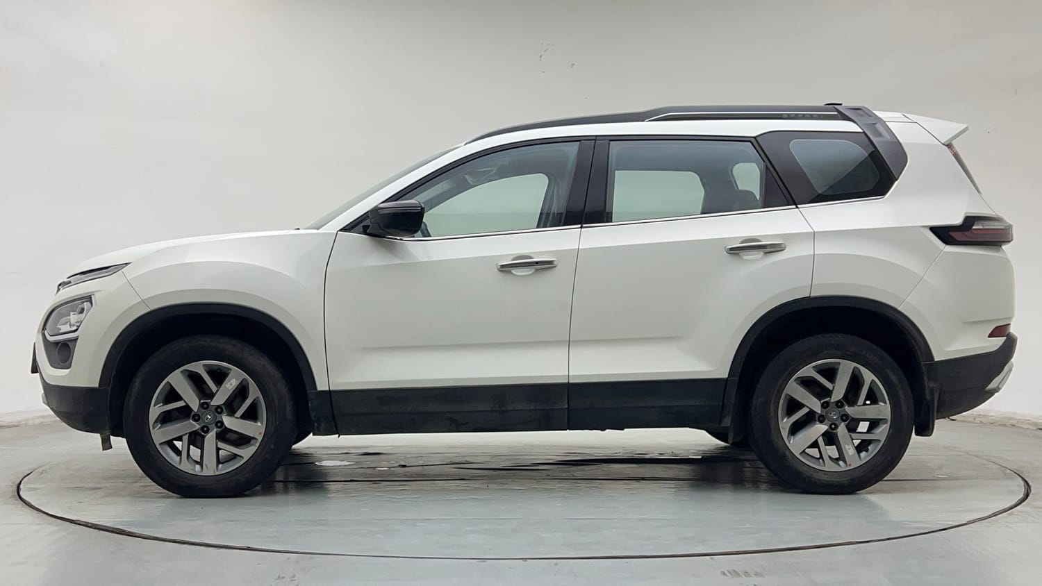 2021 Tata Safari XZA Plus-1