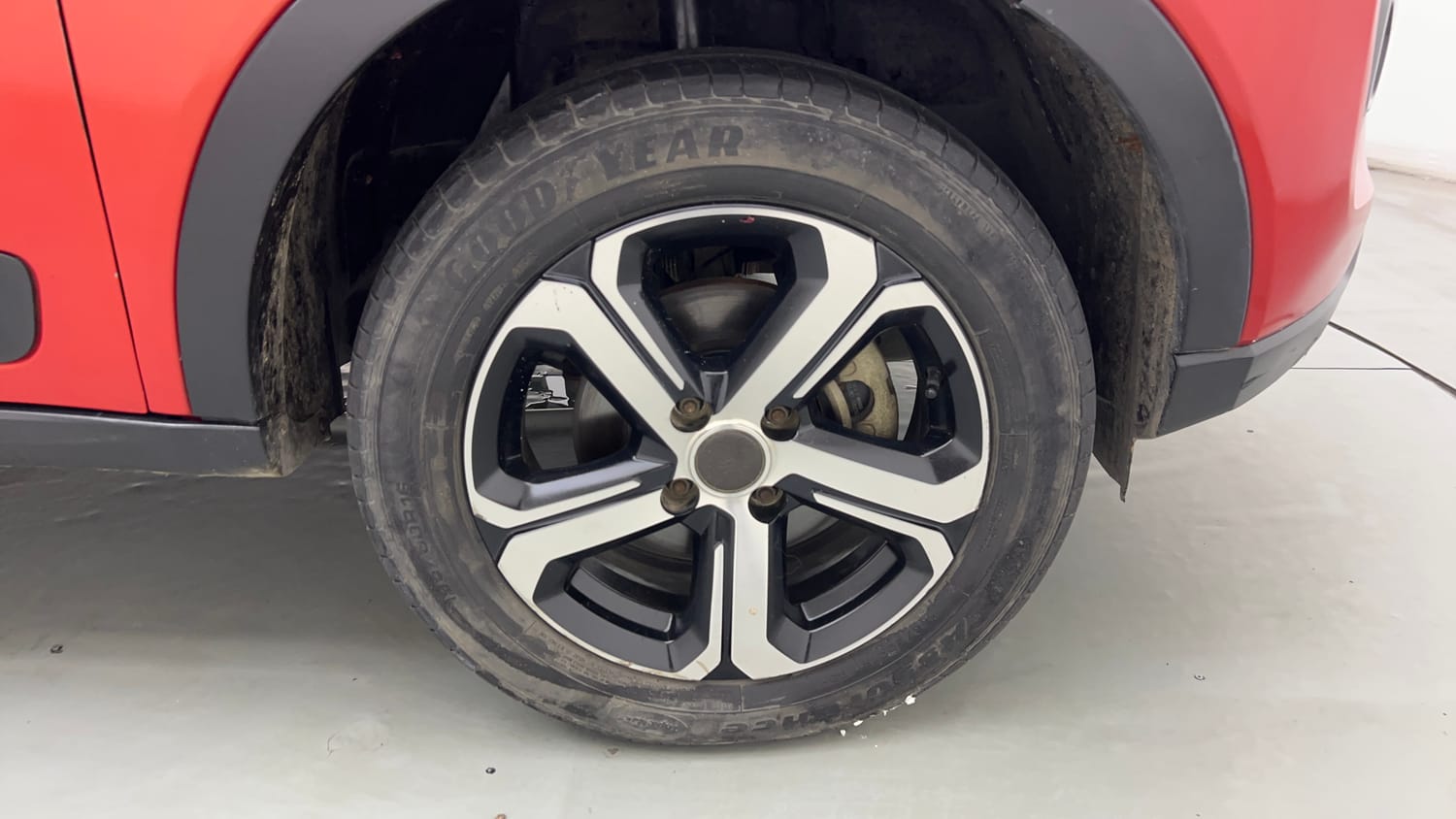 Used 2022 Tata Nexon XMA (S) Petrol Automatic tyres RIGHT FRONT TYRE RIM VIEW