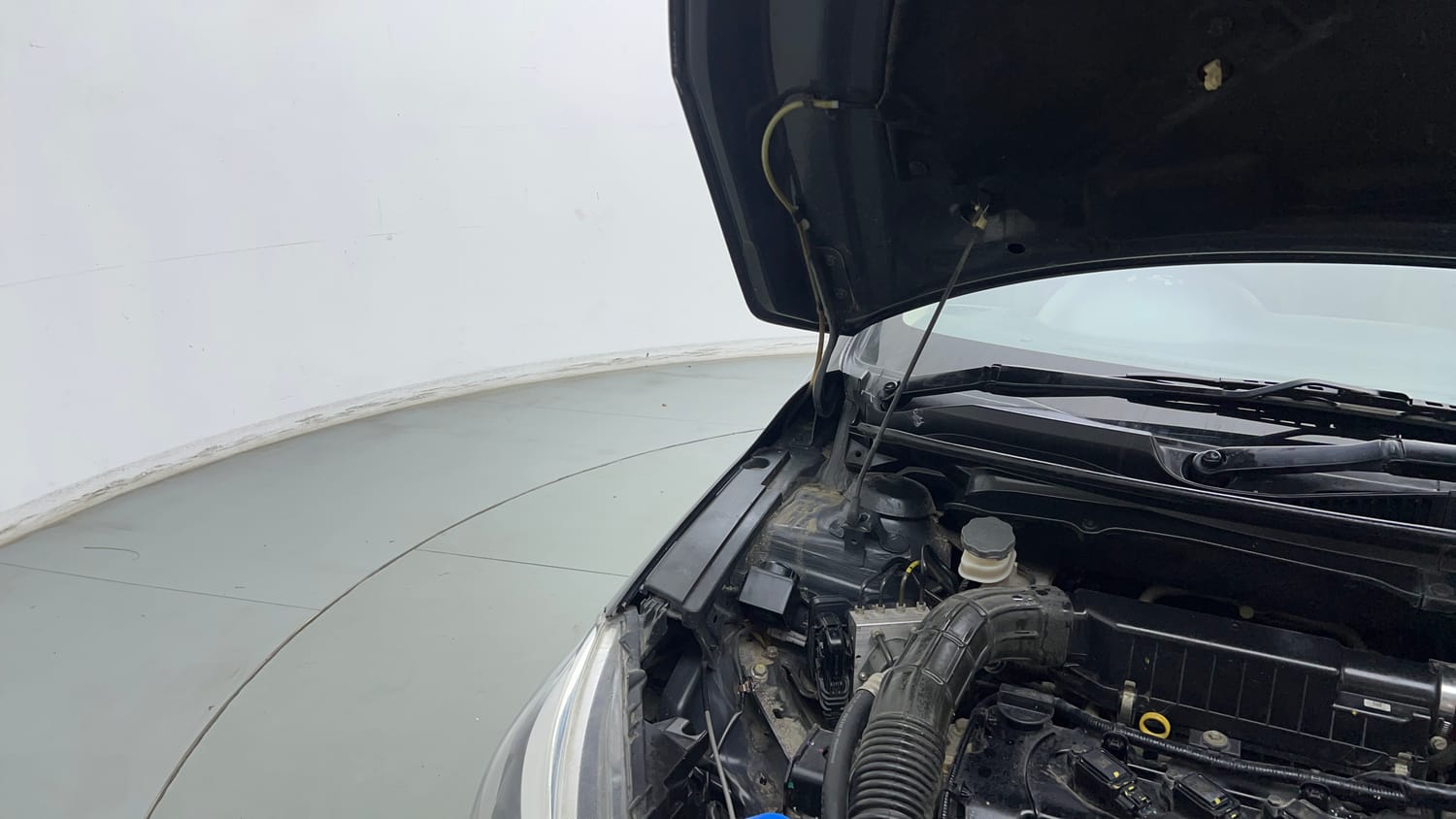 Used 2021 Maruti Suzuki Ciaz Alpha 1.5 AT Petrol Automatic engine ENGINE RIGHT SIDE HINGE & APRON VIEW