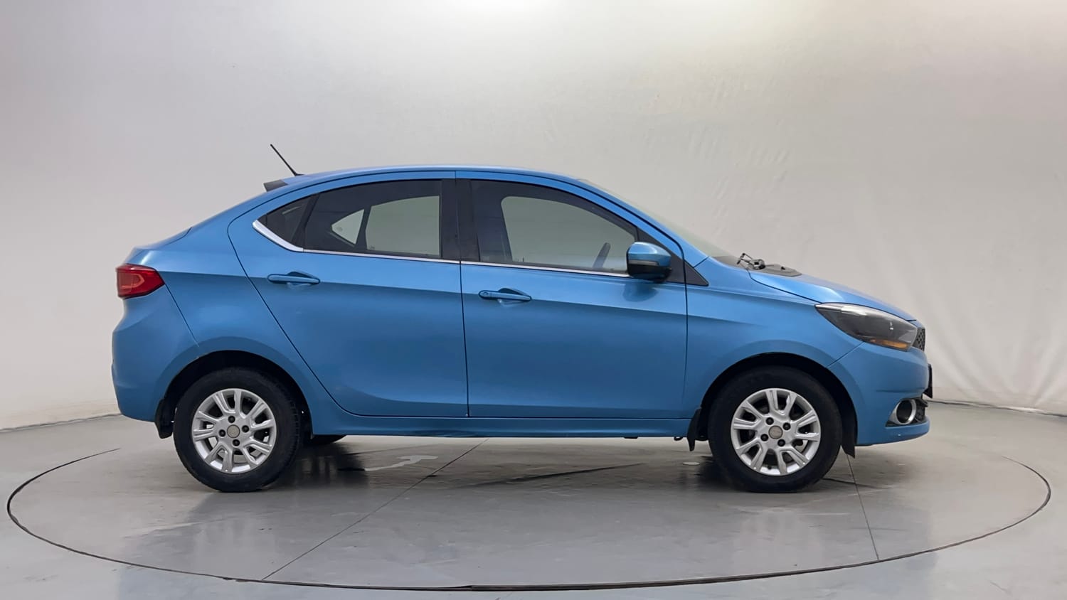 Used 2017 Tata Tigor Revotorq XZ Diesel Manual exterior RIGHT SIDE VIEW