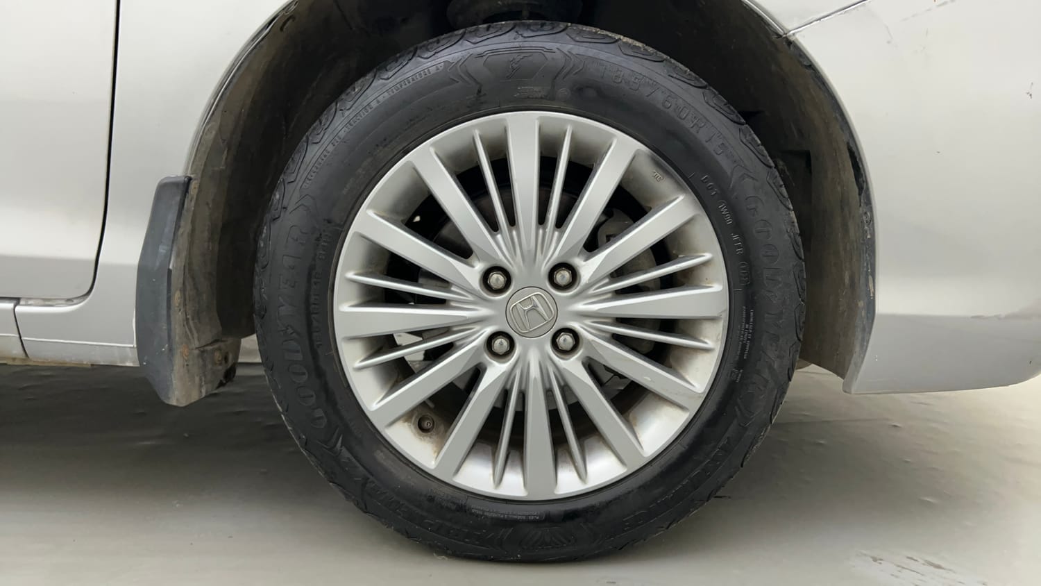Used 2022 Honda City V Petrol+cng (Outside Fitted) Cng Manual tyres RIGHT FRONT TYRE RIM VIEW